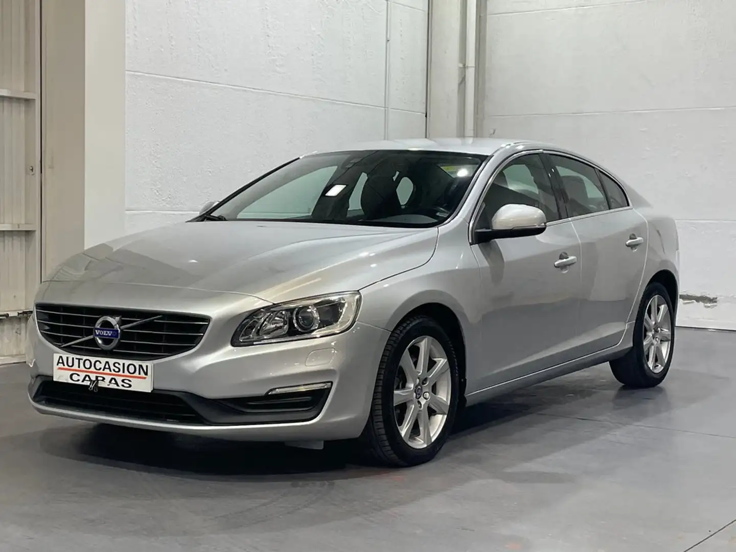 Volvo S60 D3 Momentum Aut. 150 Gris - 1
