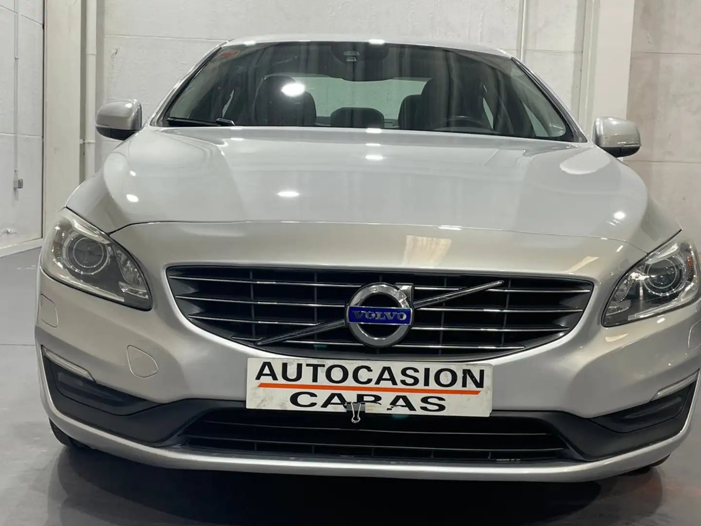 Volvo S60 D3 Momentum Aut. 150 Gris - 2