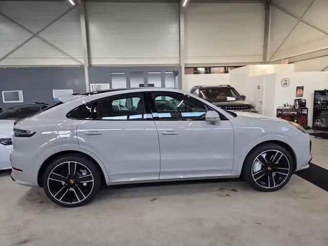 Porsche Cayenne view 9