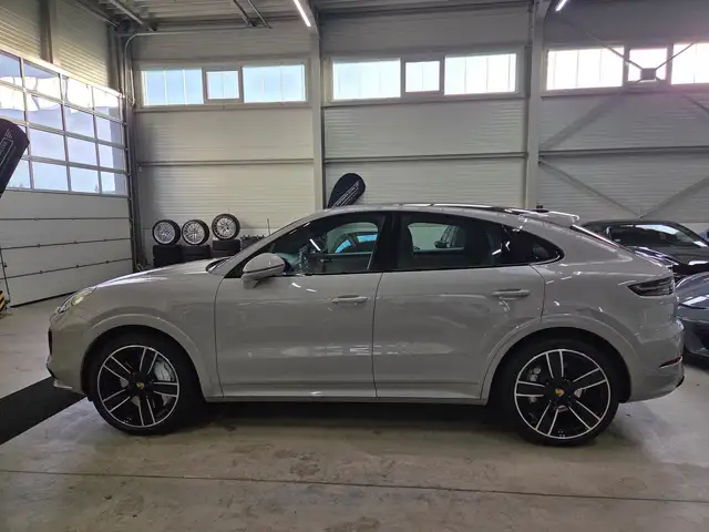 Porsche Cayenne view 15