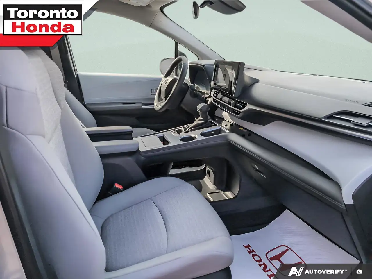 Toyota Sienna снимка Toyota Sienna