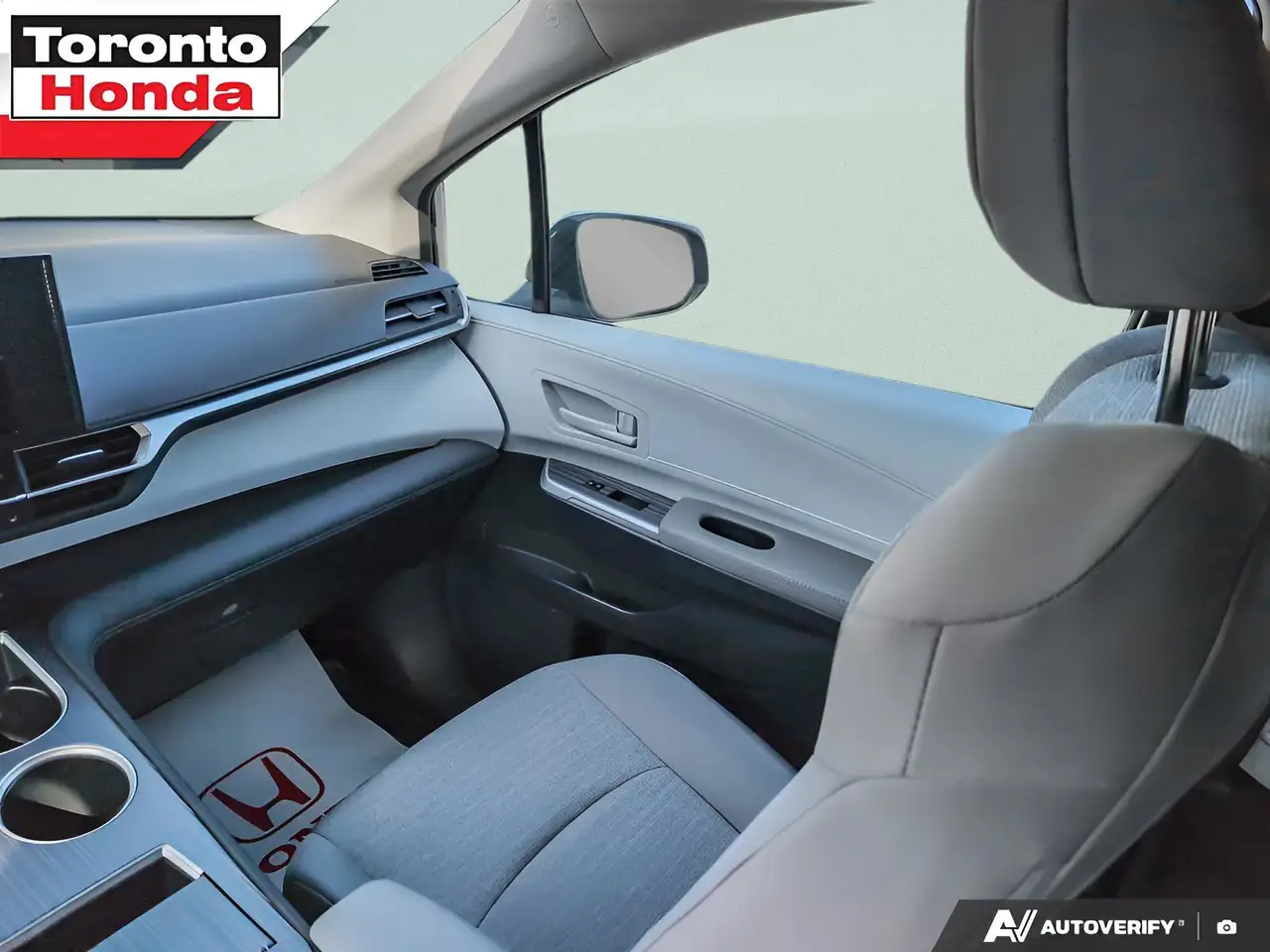 Toyota Sienna снимка Toyota Sienna
