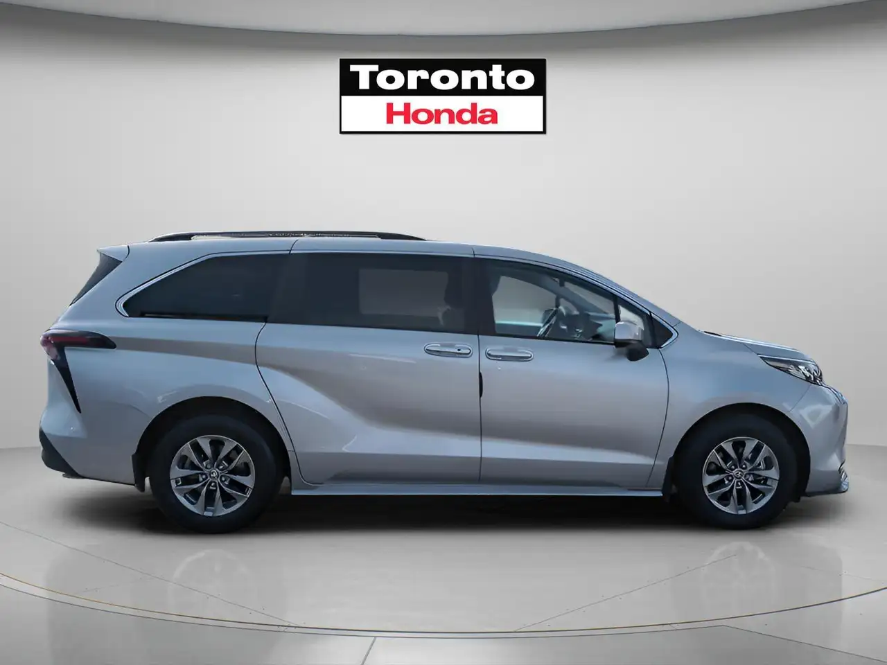Toyota Sienna снимка Toyota Sienna