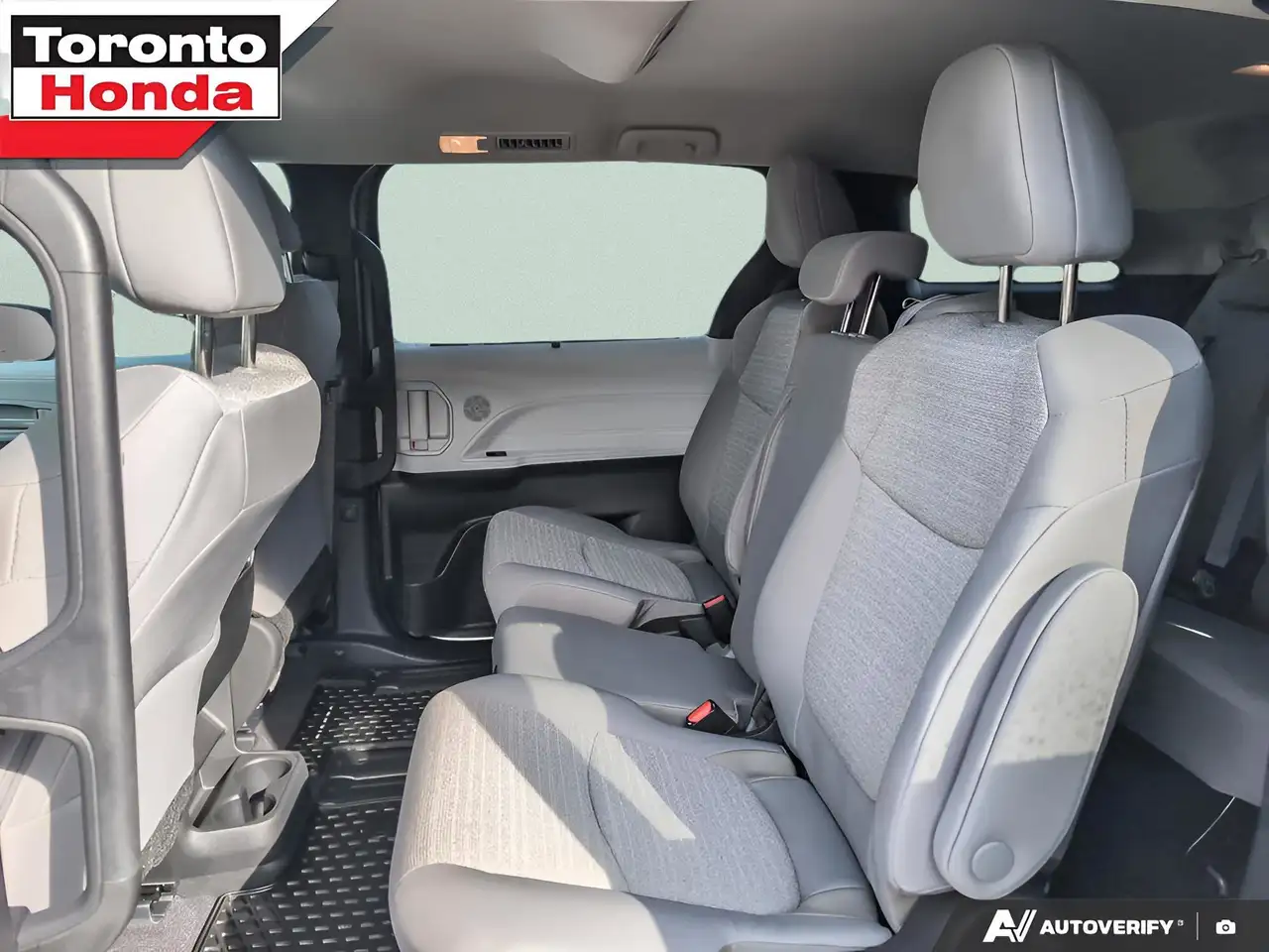Toyota Sienna снимка Toyota Sienna