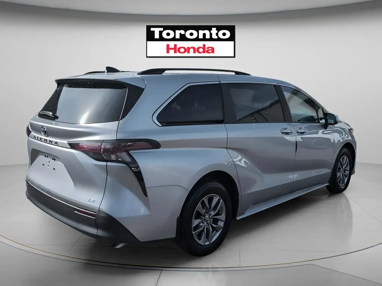 Toyota Sienna снимка Toyota Sienna