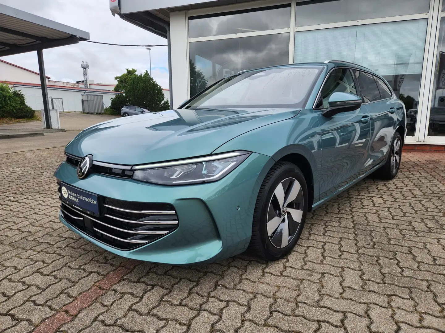Volkswagen Passat 2.0 TDI DSG Elegance Matrix 360° AHK STHZ Massage Grün - 2