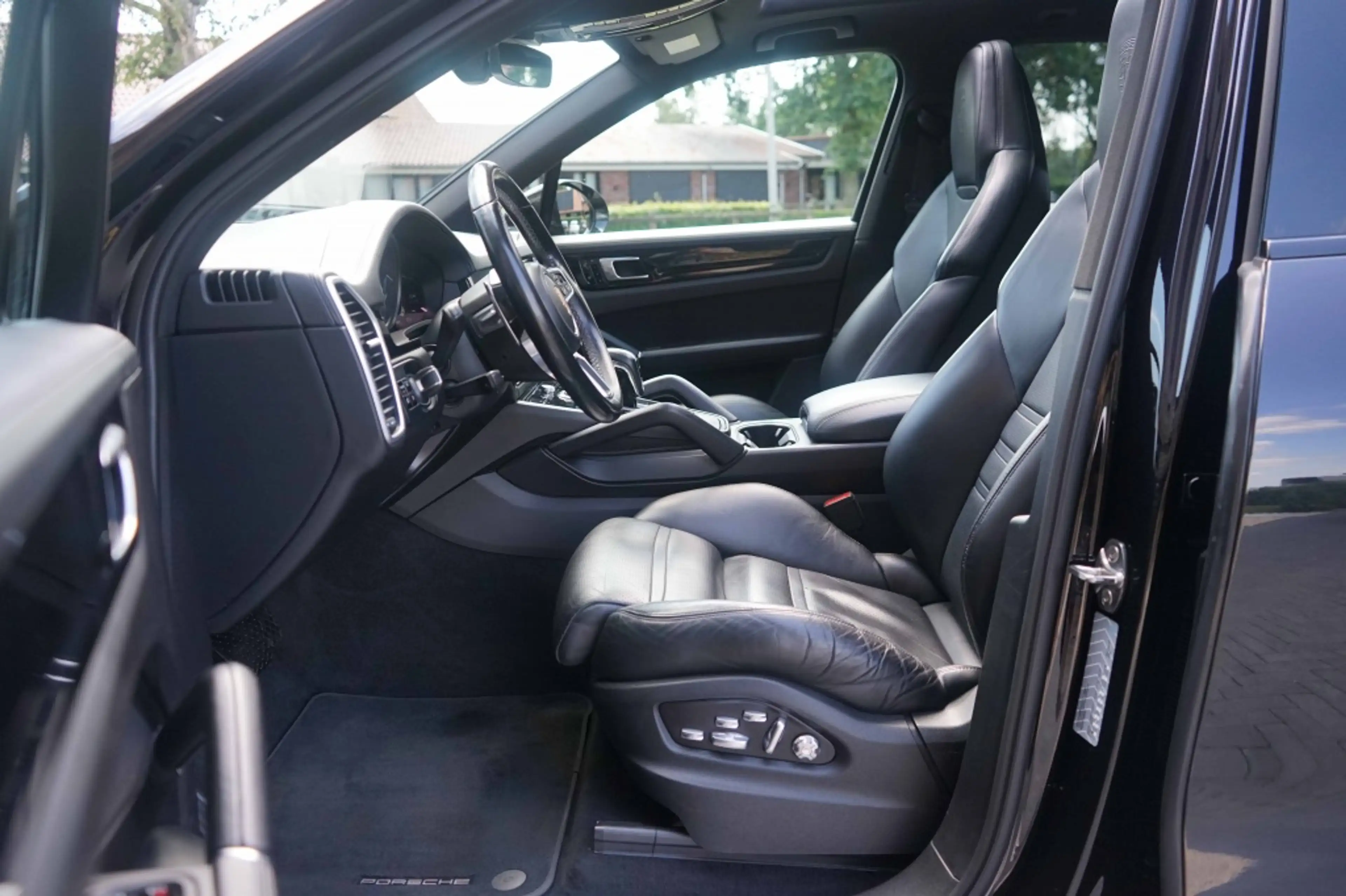 Porsche Cayenne 3.0 E-Hybrid V6 Pano/Bose/Sport-Chrono/360/trkhk — photo 11