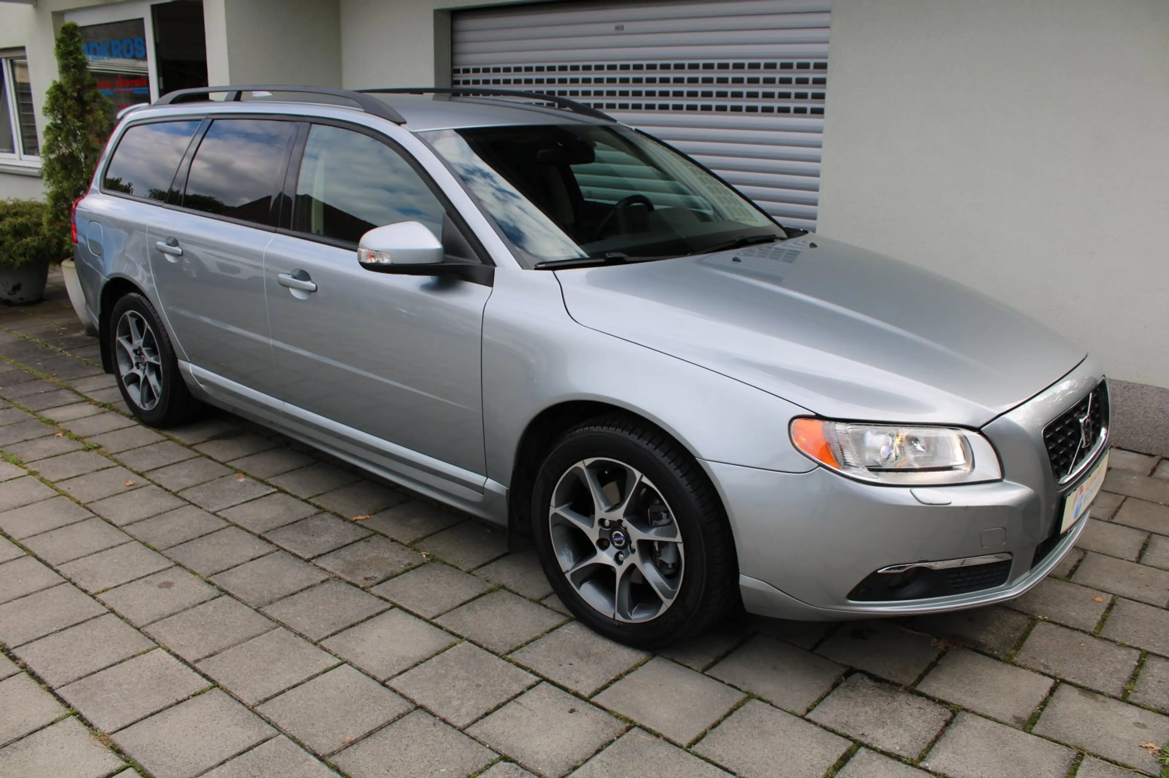 Volvo V70 2.0 Flexi Fuel Momentum BiXenon Navigation Leder A