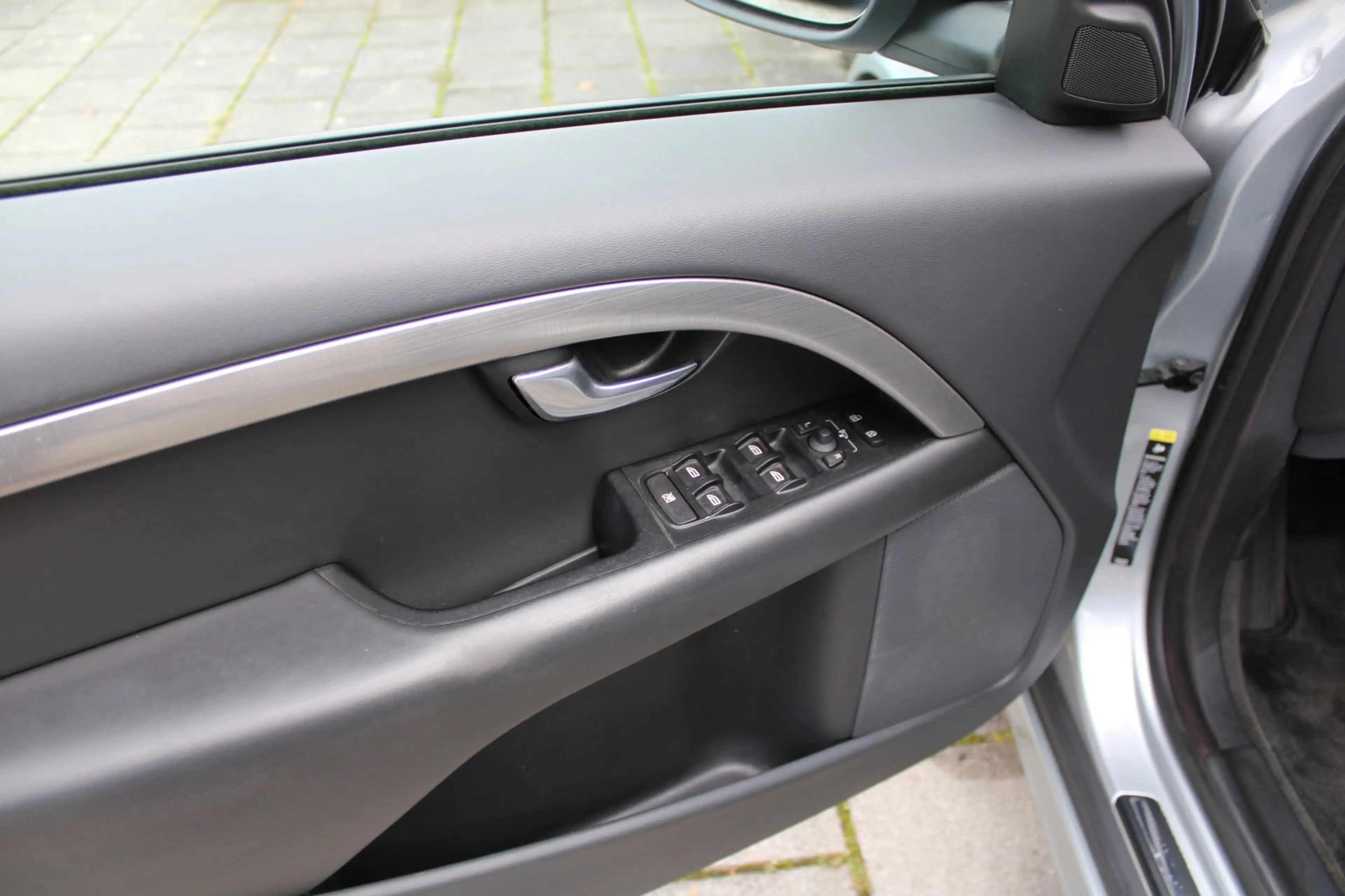 Volvo V70 2.0 Flexi Fuel Momentum BiXenon Navigation Leder A — photo 5