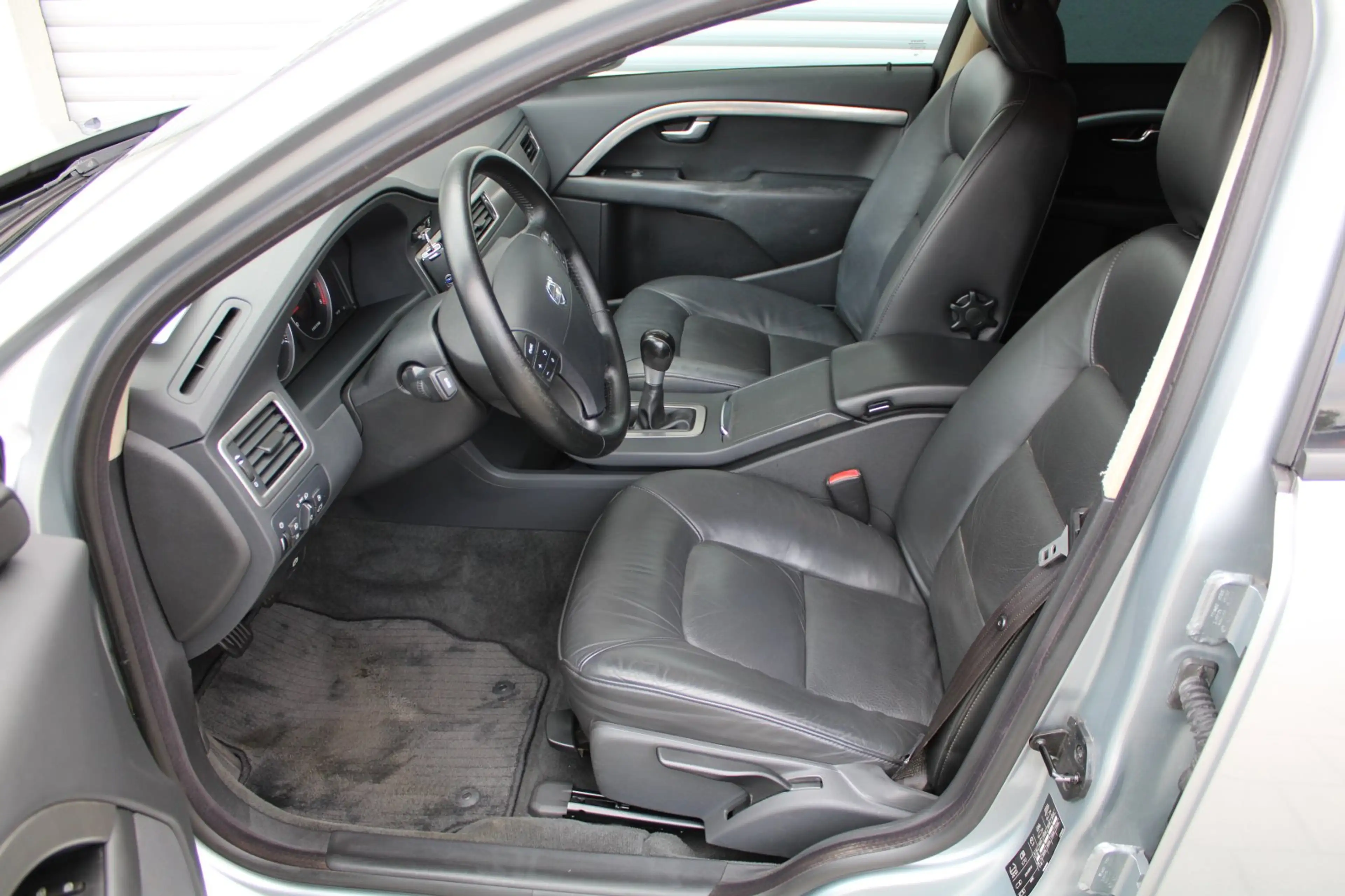 Volvo V70 2.0 Flexi Fuel Momentum BiXenon Navigation Leder A — photo 6