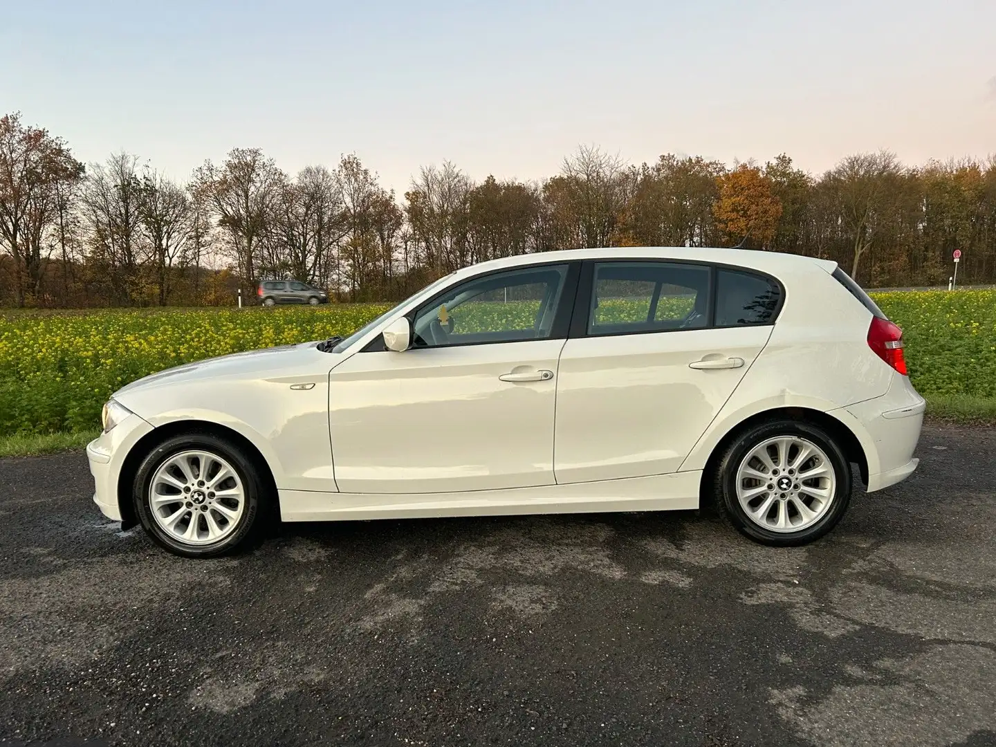 BMW 118 Limousine 118d Klimaautomatik PDC Weiß - 2