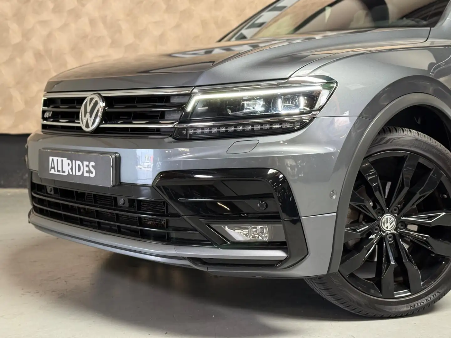 Volkswagen Tiguan Allspace 1.5 TSI Highline Business R 7p. | Trekhaak | ACC | Grijs - 2