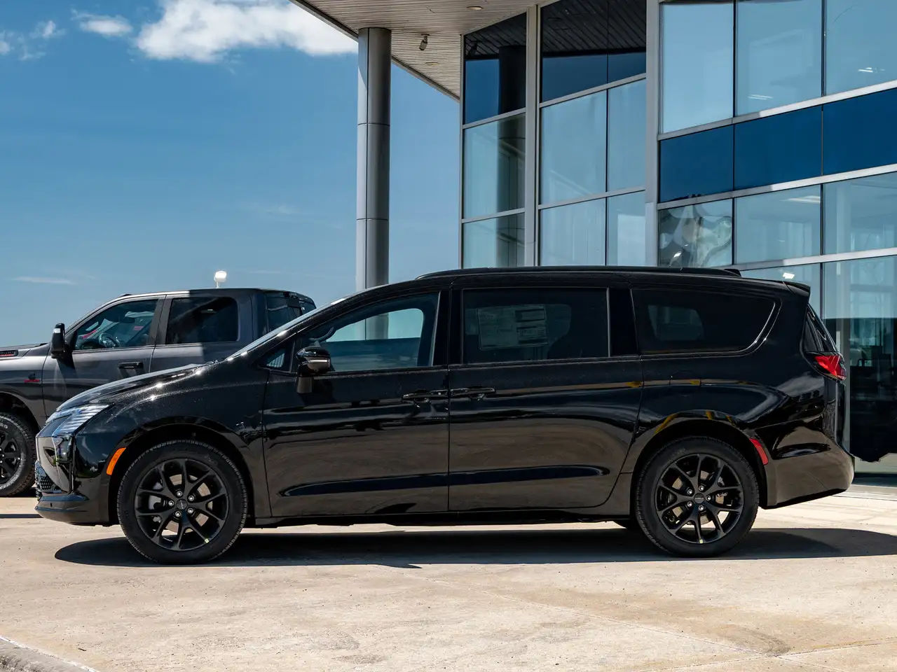 Chrysler Pacifica photo Chrysler Pacifica