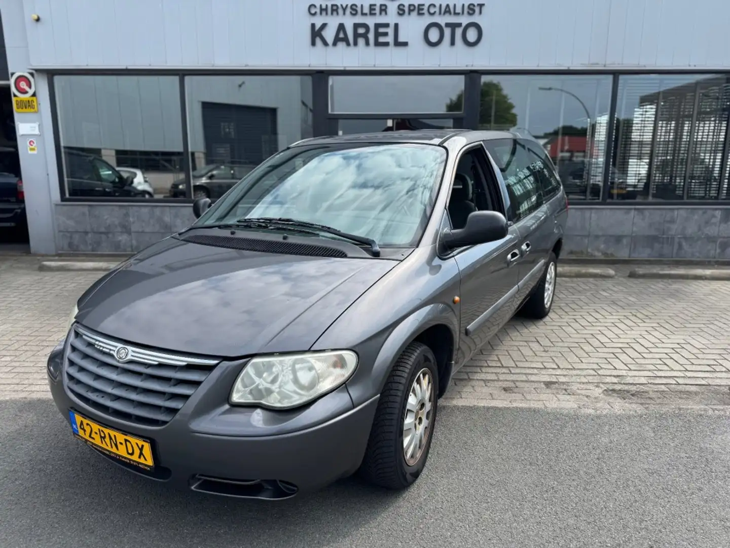 Chrysler Grand Voyager 3.3i V6 SE Luxe Grijs - 1