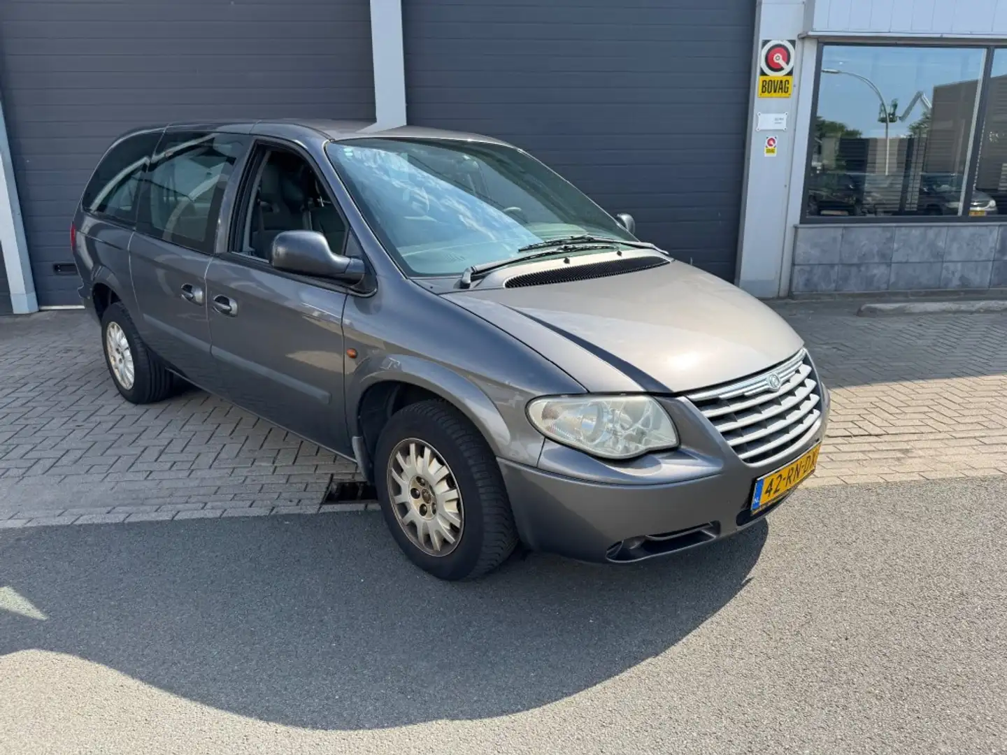 Chrysler Grand Voyager 3.3i V6 SE Luxe Grijs - 2