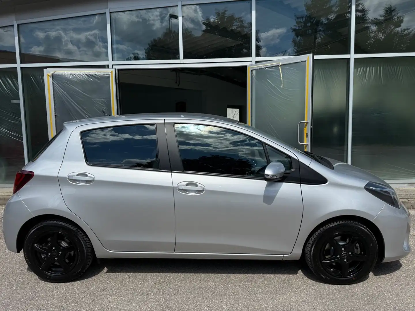 Toyota Yaris 5 Türig Comfort Hybrid Argent - 2