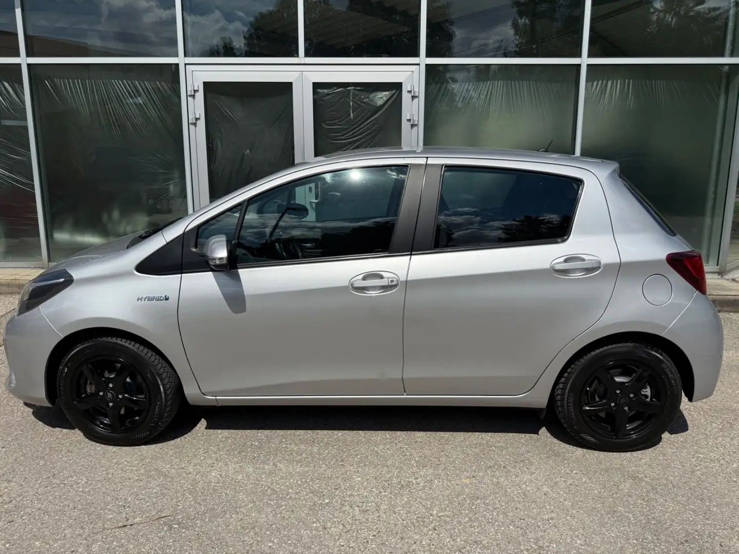 Toyota Yaris 5 Türig Comfort Hybrid Argent - 1