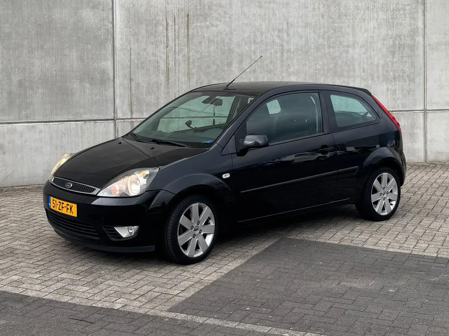 Ford Fiesta Fiesta 1.3-8V Futura Zwart - 2