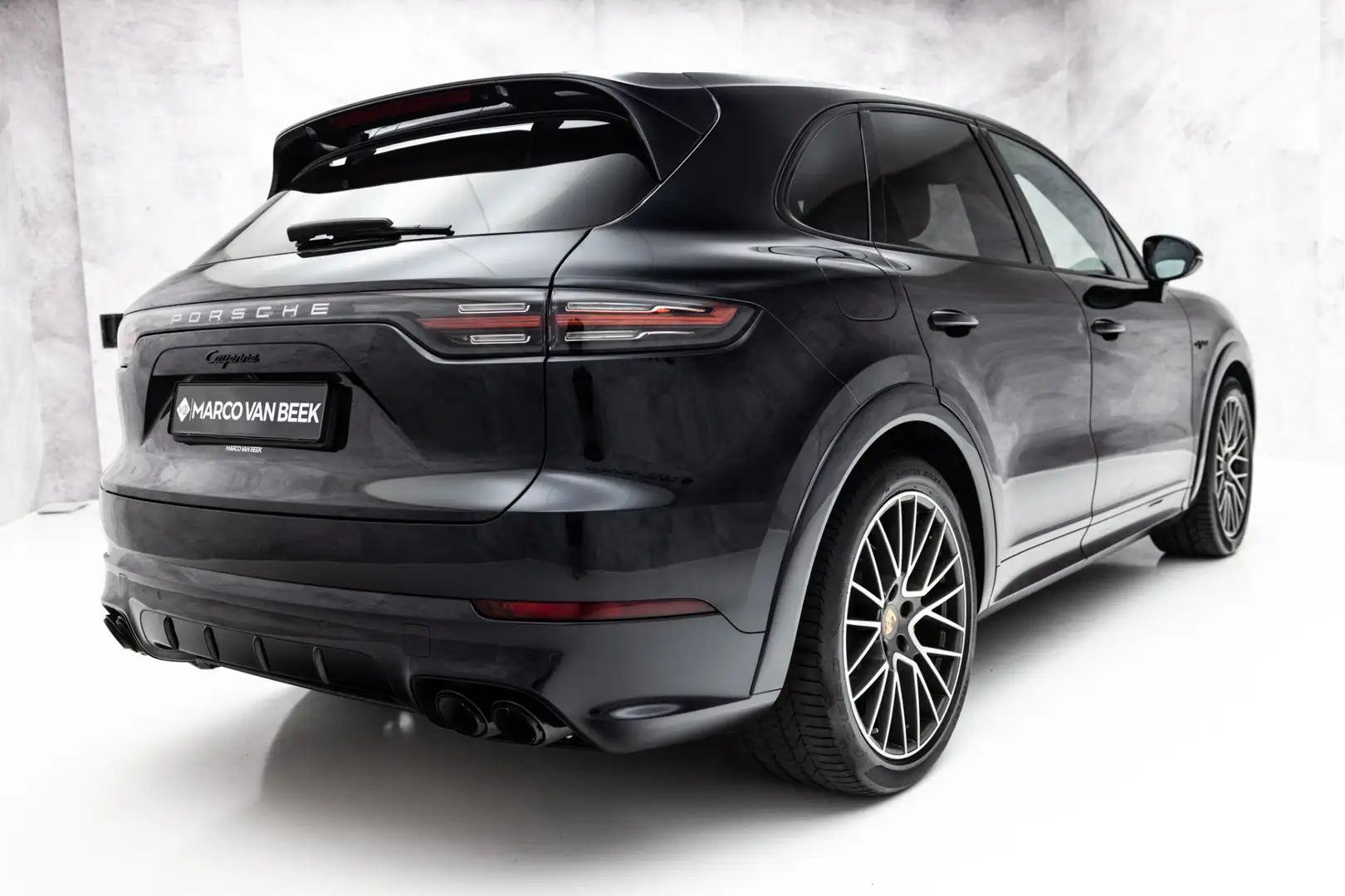 Porsche Cayenne 3.0 E-Hybrid | Pano | SportDesign | Achterassturin Zwart - 2