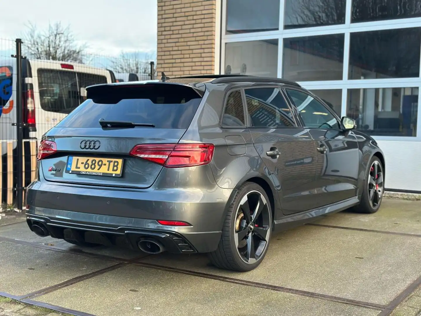 Audi RS3 Sportback 2.5 TFSI quattro Grijs - 2