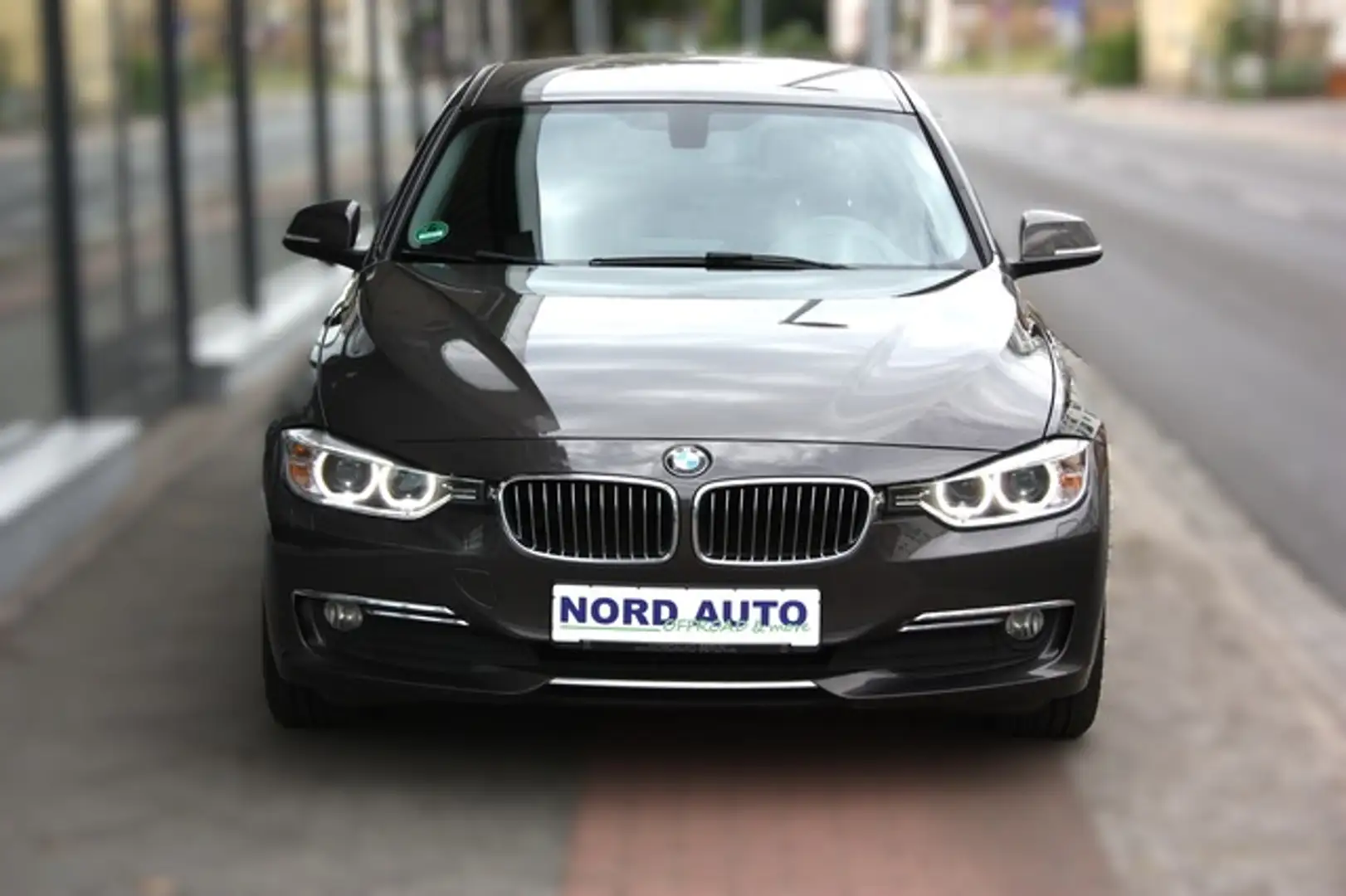 BMW 318 d Touring Autom. Navi/Xenon/Pdc/Ahk Gris - 2