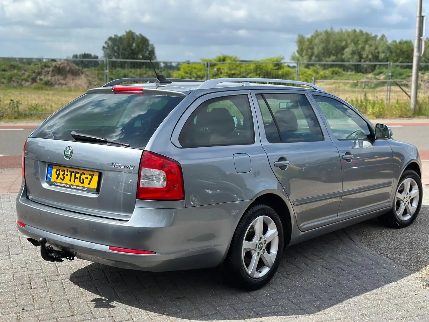 Skoda Octavia Combi 1.4 TSI Greentech Elegance Business Line Net Gris - 2