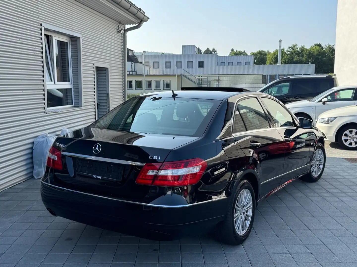 Mercedes-Benz E 200 Lim. CGI BlueEfficiency*Automatik*Navi* Zwart - 2