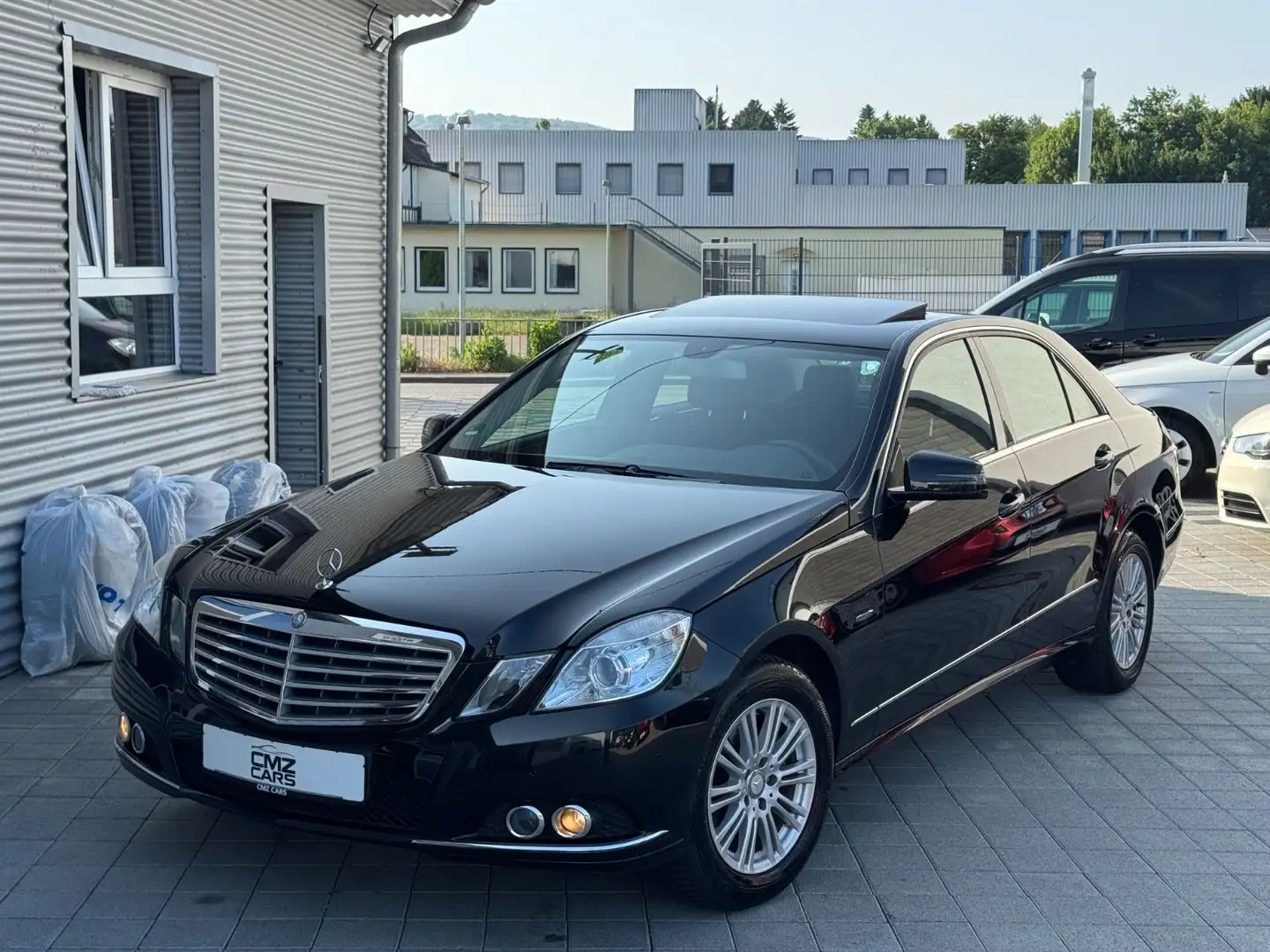 Mercedes-Benz E 200 Lim. CGI BlueEfficiency*Automatik*Navi* Zwart - 1