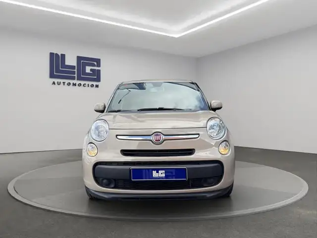 Fiat 500L view 3
