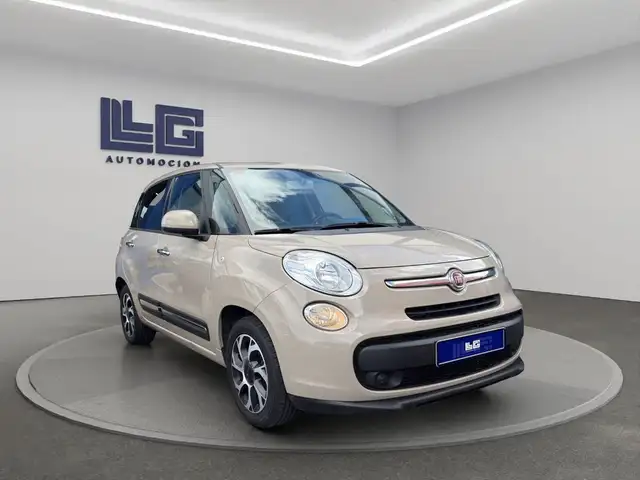 Fiat 500L view 4