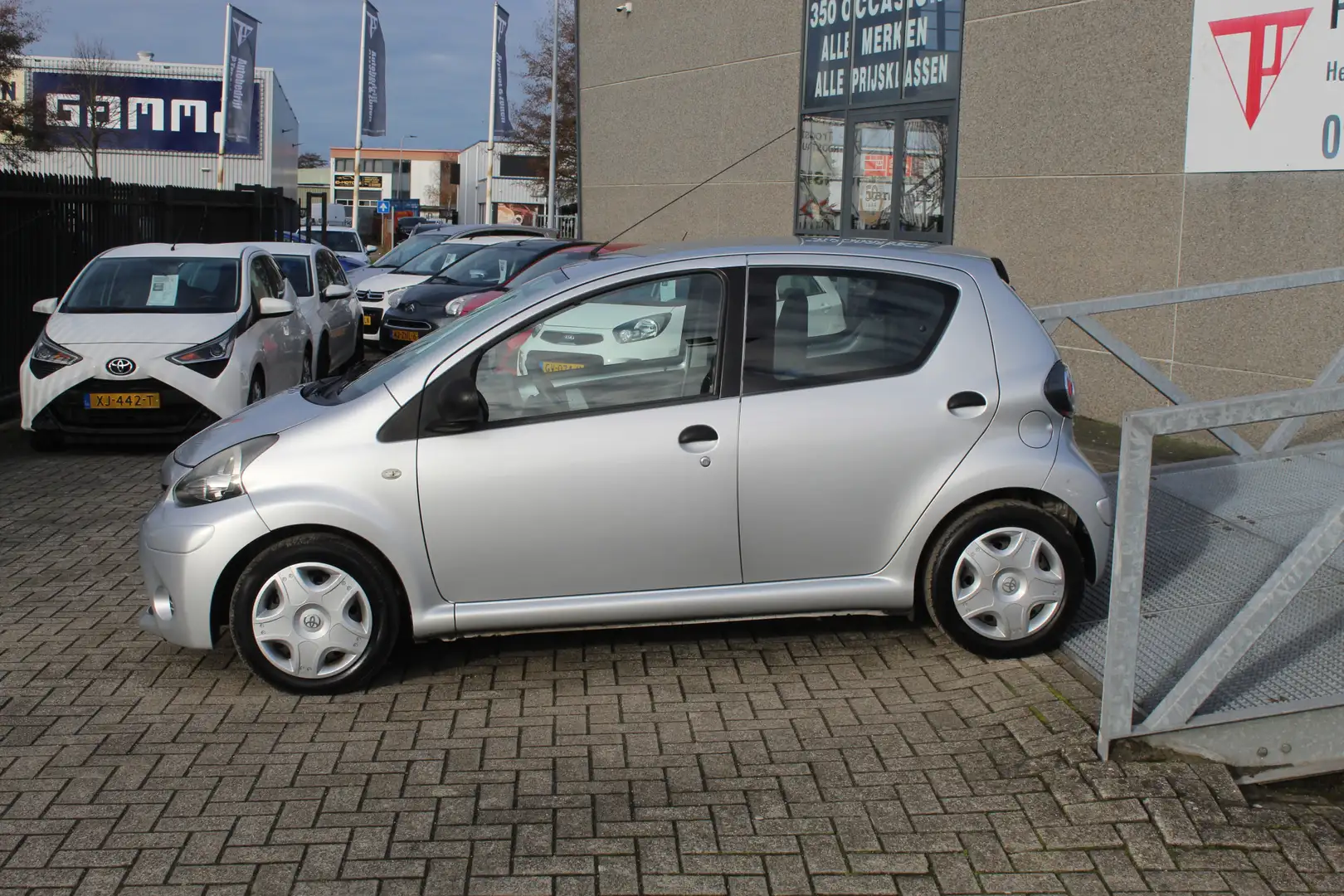 Toyota Aygo 1.0 VVT-i Now Airco/Centrale Deurvergrendeling/Ele Grijs - 2