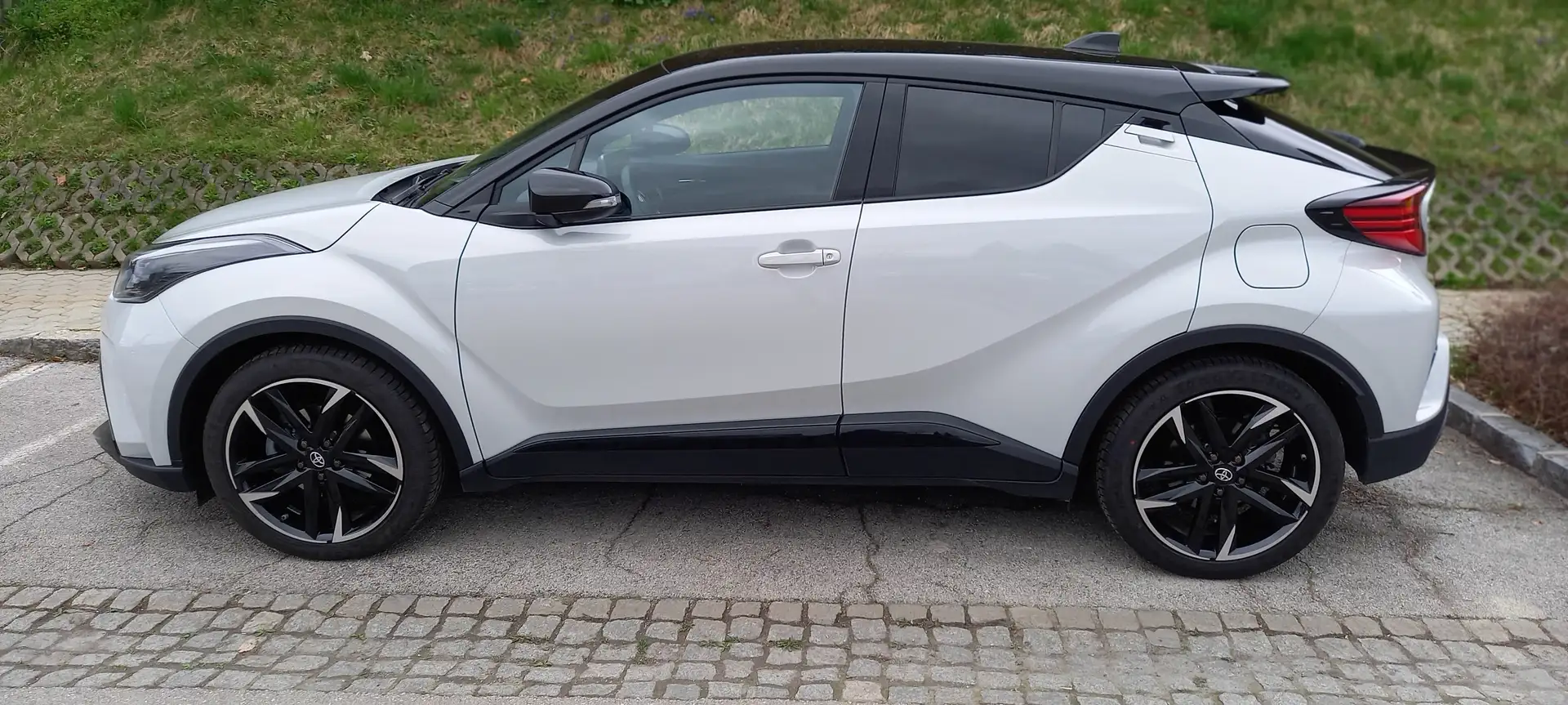 Toyota C-HR 2,0 Hybrid GR-SPORT CVT Grau - 2