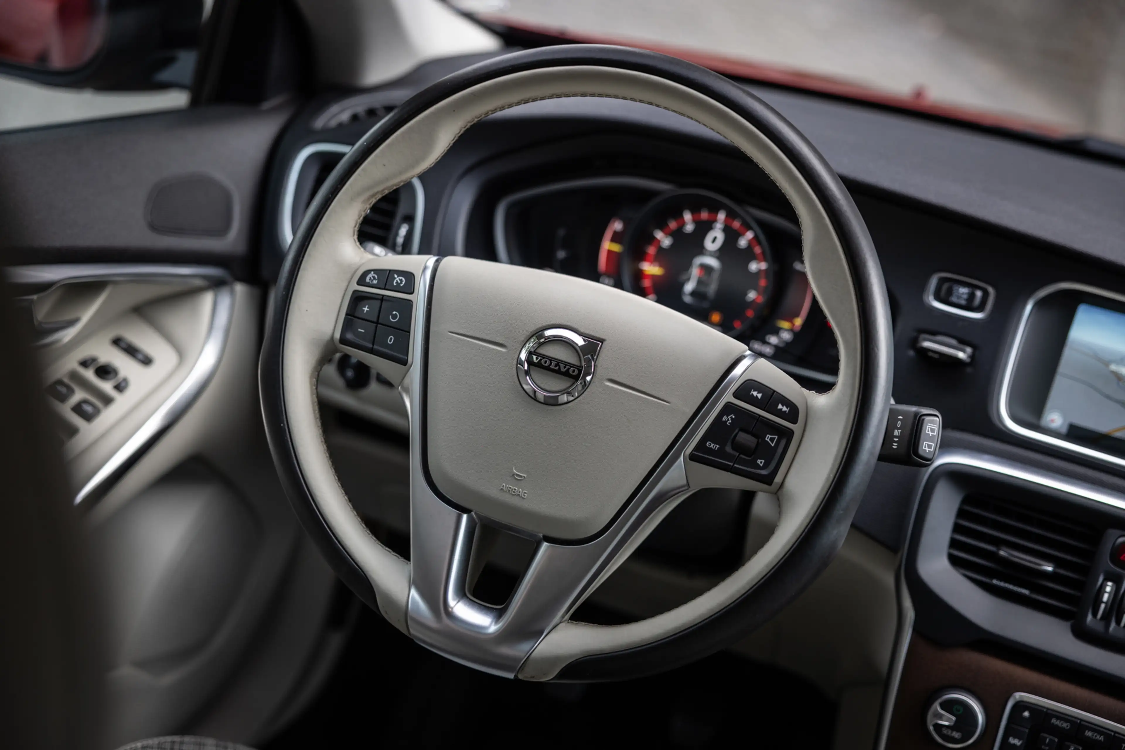 Volvo V40 Cross Country 2.0 T3 Momentum (150pk) LED Standkachel Flamenco — photo 8