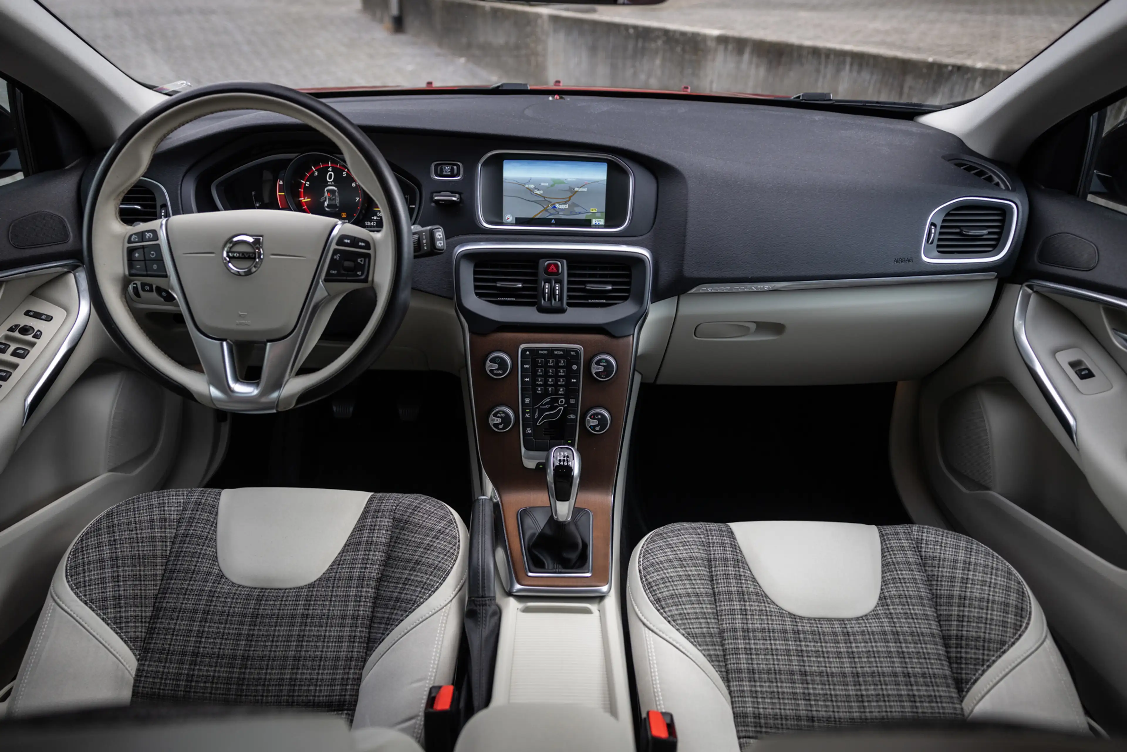 Volvo V40 Cross Country 2.0 T3 Momentum (150pk) LED Standkachel Flamenco — photo 5