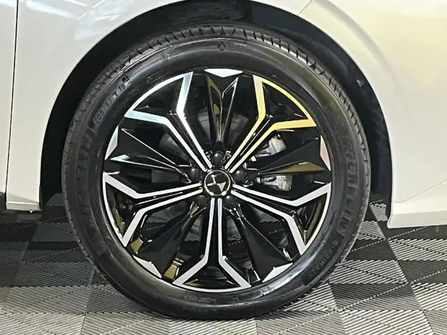 DS Automobiles DS 4 view 8