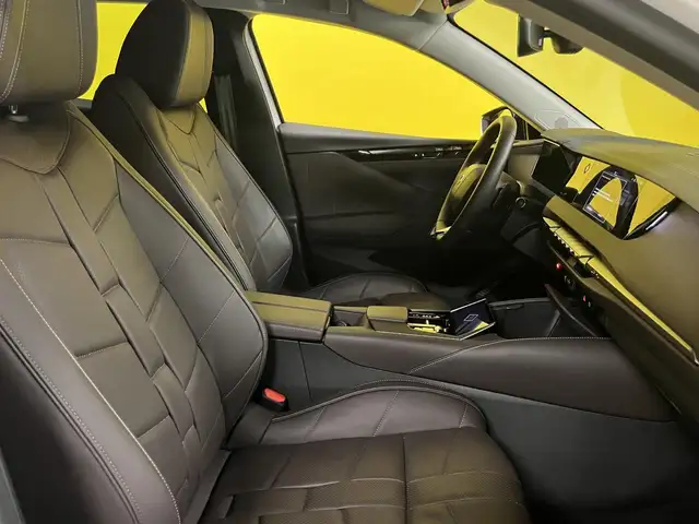 DS Automobiles DS 4 view 3