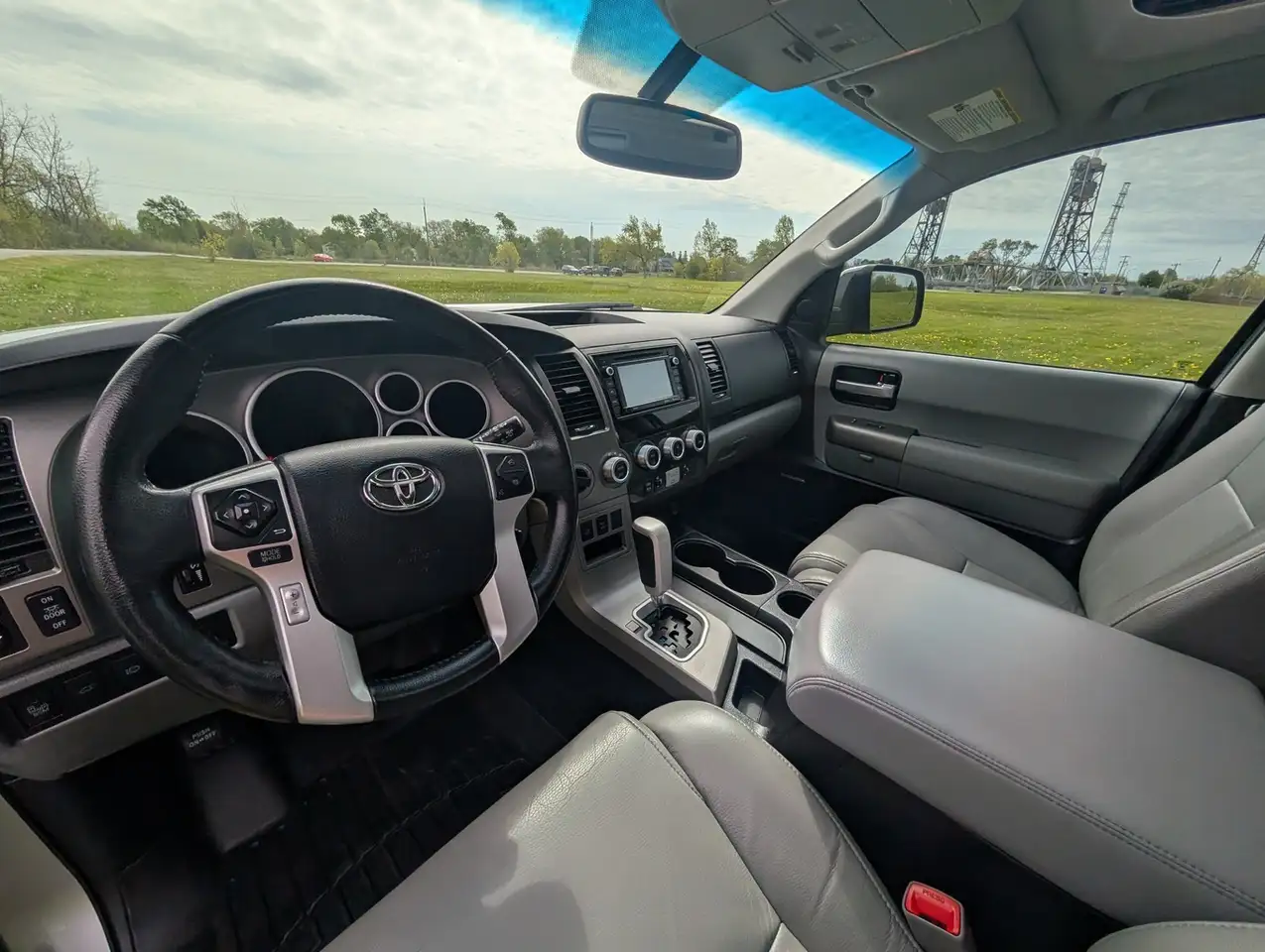 Toyota Sequoia снимка Toyota Sequoia