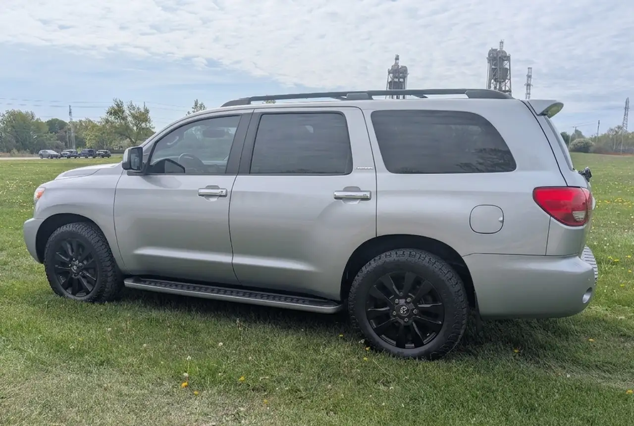 Toyota Sequoia снимка Toyota Sequoia