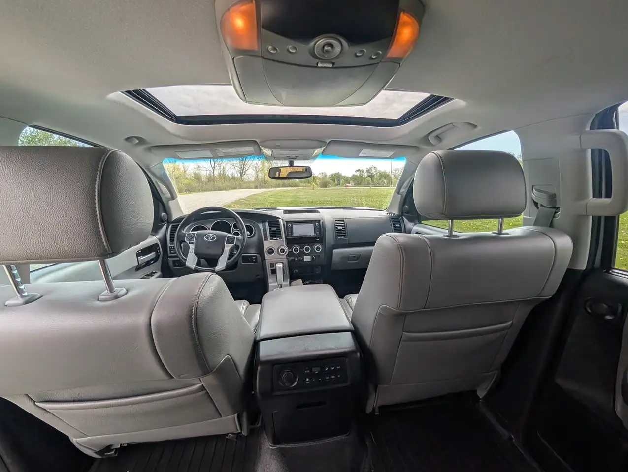 Toyota Sequoia снимка Toyota Sequoia