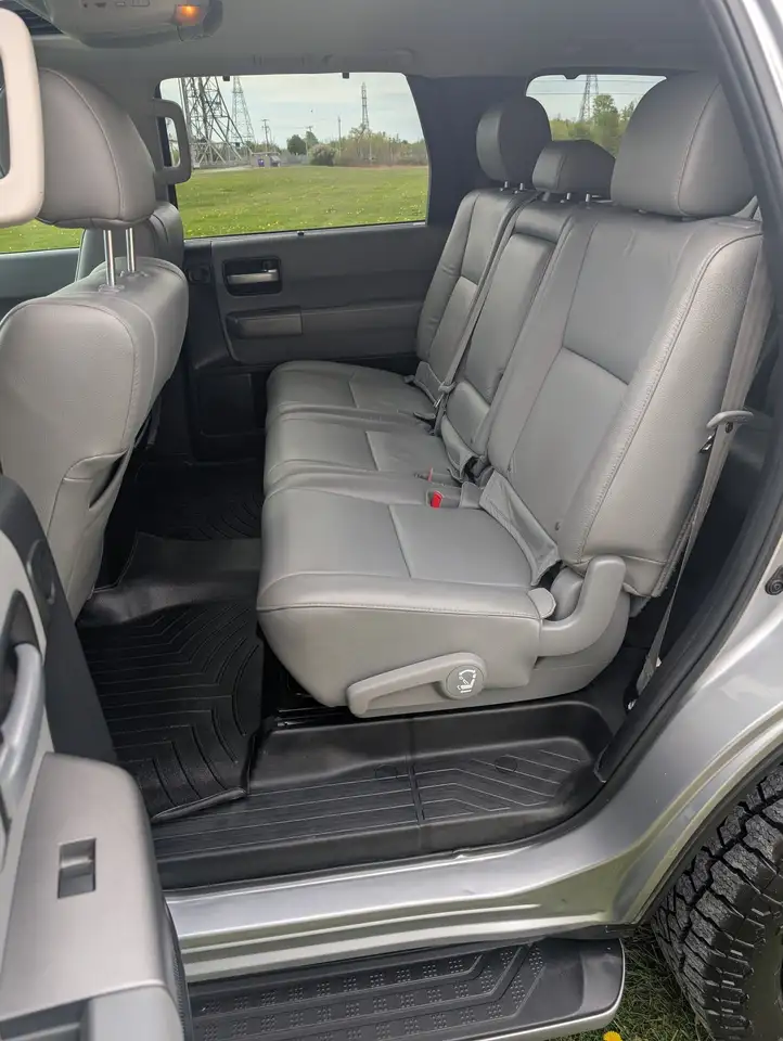 Toyota Sequoia снимка Toyota Sequoia