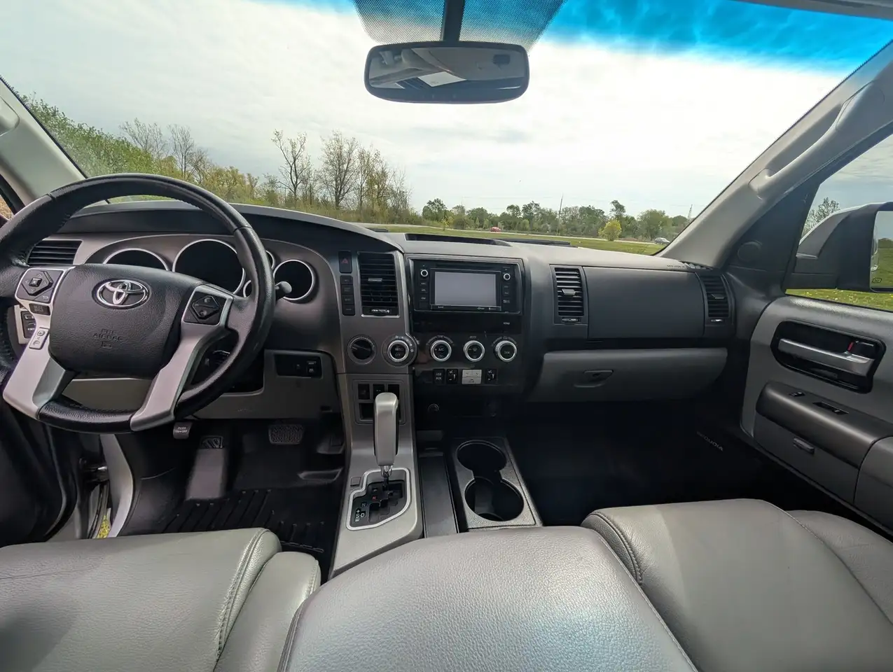Toyota Sequoia снимка Toyota Sequoia