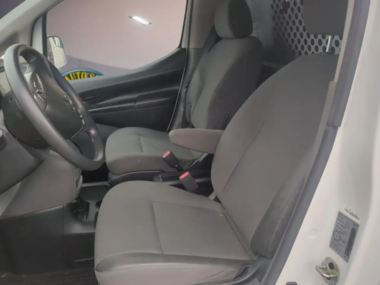Nissan NV200 снимка Nissan NV200
