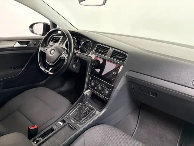 Volkswagen Golf view 4