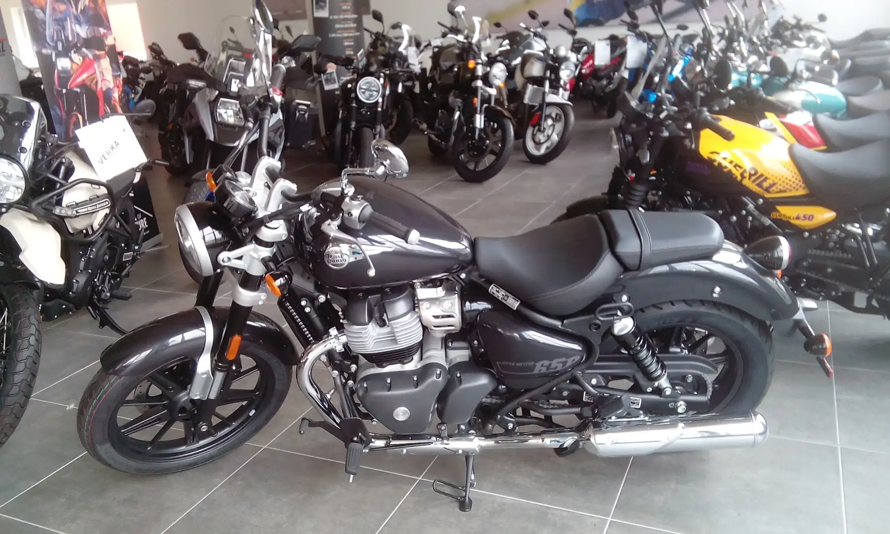 Royal Enfield Super Meteor 650 Astral Black Чорний - 1