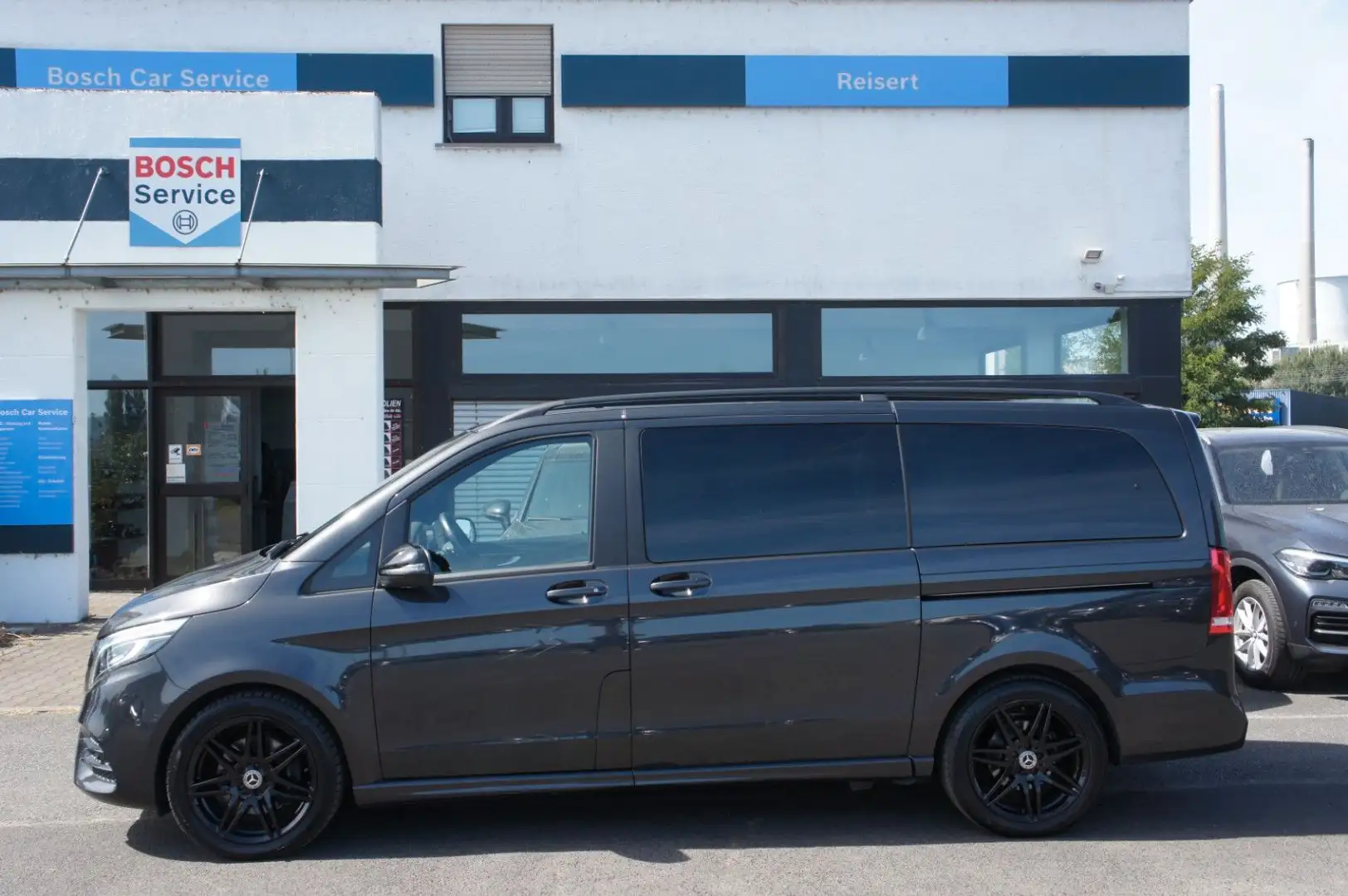 Mercedes-Benz V 250 d Lang AMG Line*AHK*LED*7SITZE*STDHZG*19Z* Grau - 2