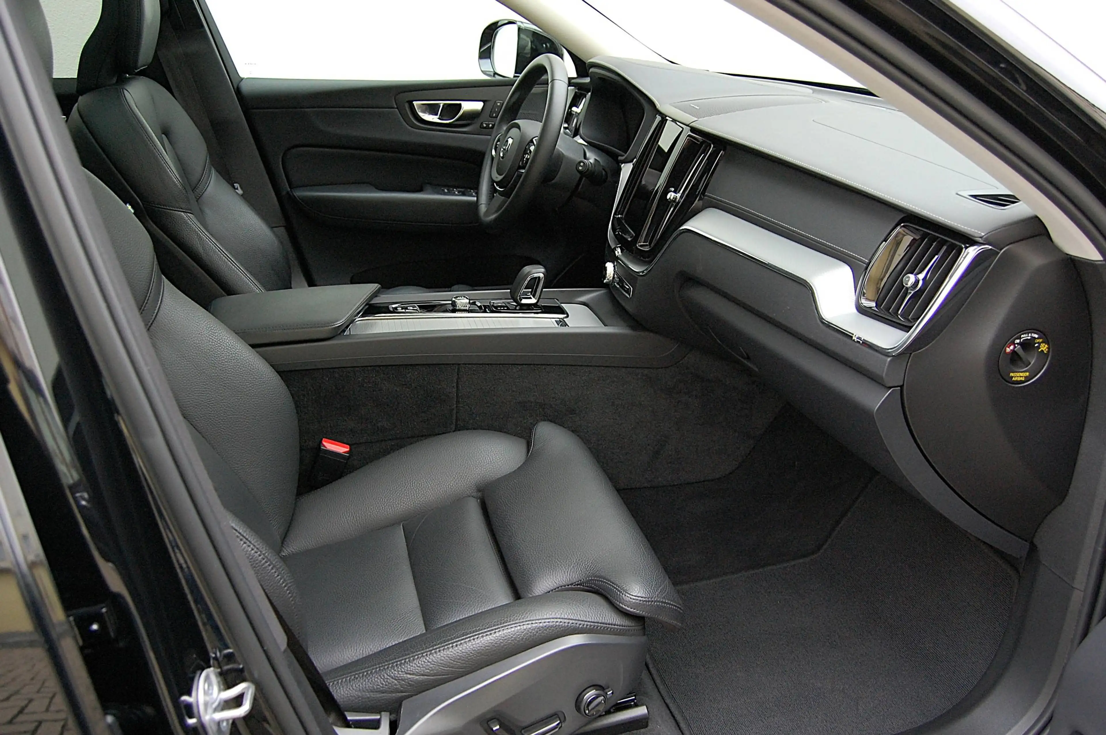 Volvo XC60 XC60 T6 Recharge AWD Core Leder Panoramadach — photo 6