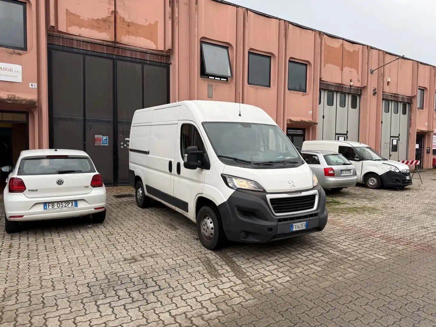 Peugeot Boxer 335 L2H2 2.0 BLUEHDI 130CV Biały - 1