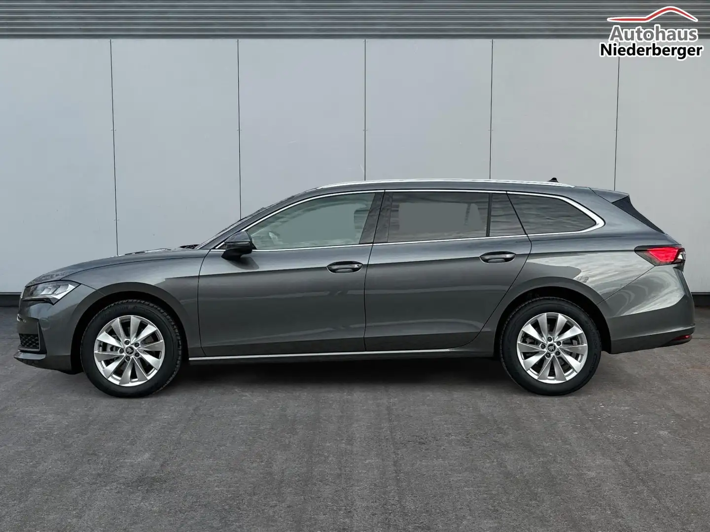 Skoda Superb Combi Selection AHK+NAVI+EL.HECKKL.+SHZ+KAMERA+... Grau - 2