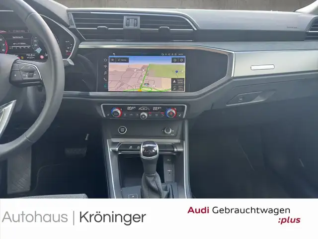 Audi Q3 view 14