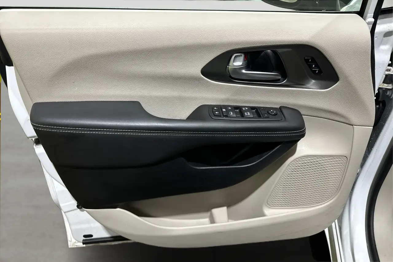 Chrysler Pacifica снимка Chrysler Pacifica